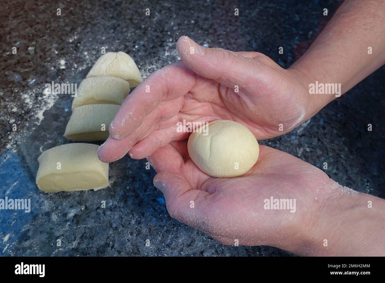 Cucina sveva, preparare hamburger di noodle al vapore, sostanziosi, salati, pasta di lievito, lievito di pasta, formare rotoli, palle rotolanti, vegetariano, cottura Foto Stock