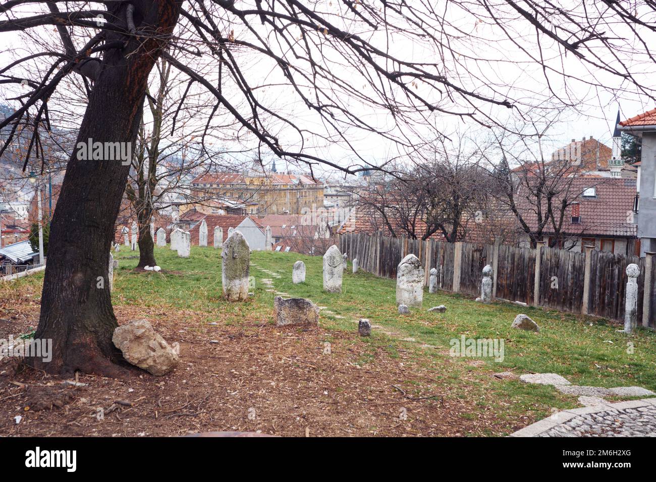 Una vista di un cimitero nella città valle di Sarajevo Foto Stock