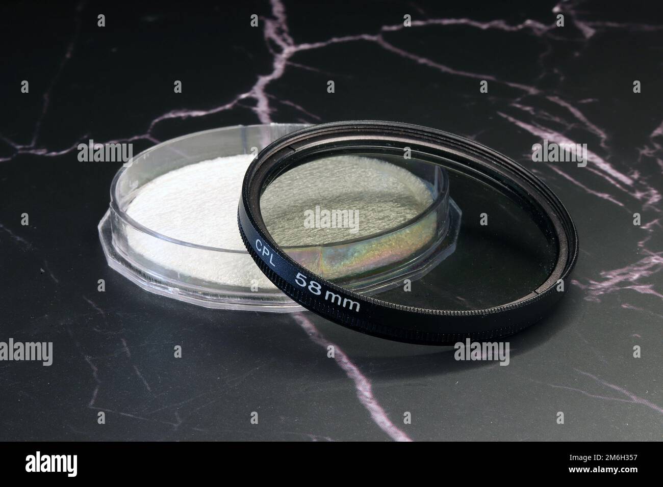 filtro polarizzatore circolare su sfondo scuro Foto Stock