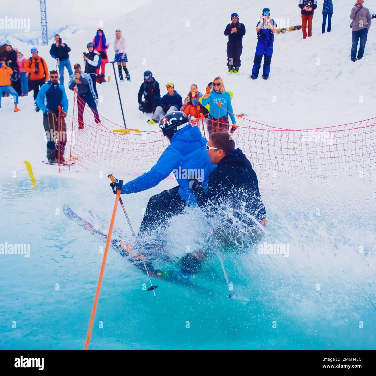 Russia, Sochi 11.05.2019. Due uomini sugli stessi sci superano l'ostacolo sull'acqua e la gente li guarda e ha fu Foto Stock