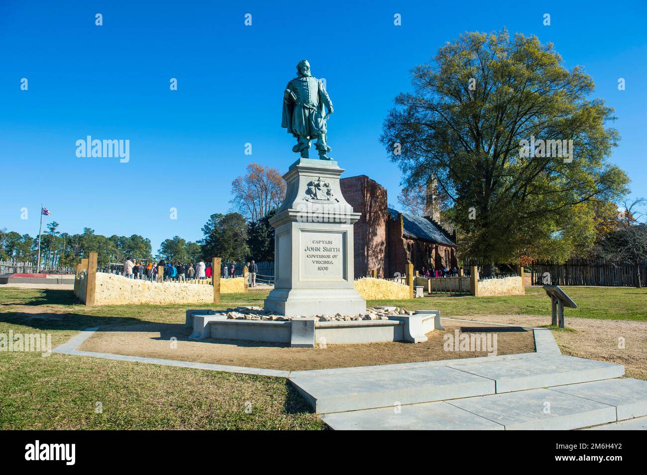 Monumento di John Smith primo governatore nell'insediamento inglese Jamestown, primo insediamento permanente nelle Americhe, Virginia, USA Foto Stock