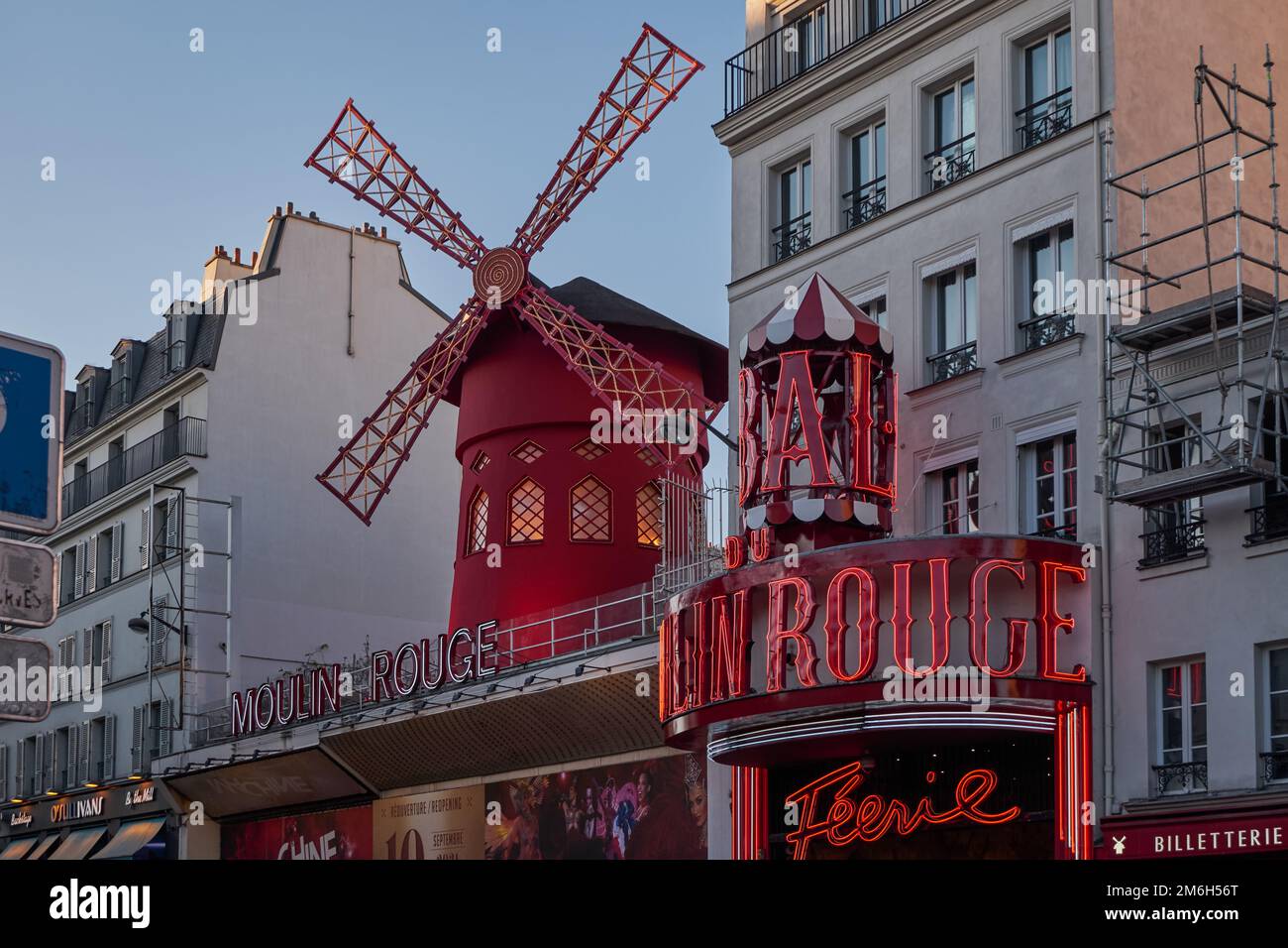 L'iconico Cabaret Moulin Rouge nella zona di Pigalle al tramonto - Parigi, Francia Foto Stock