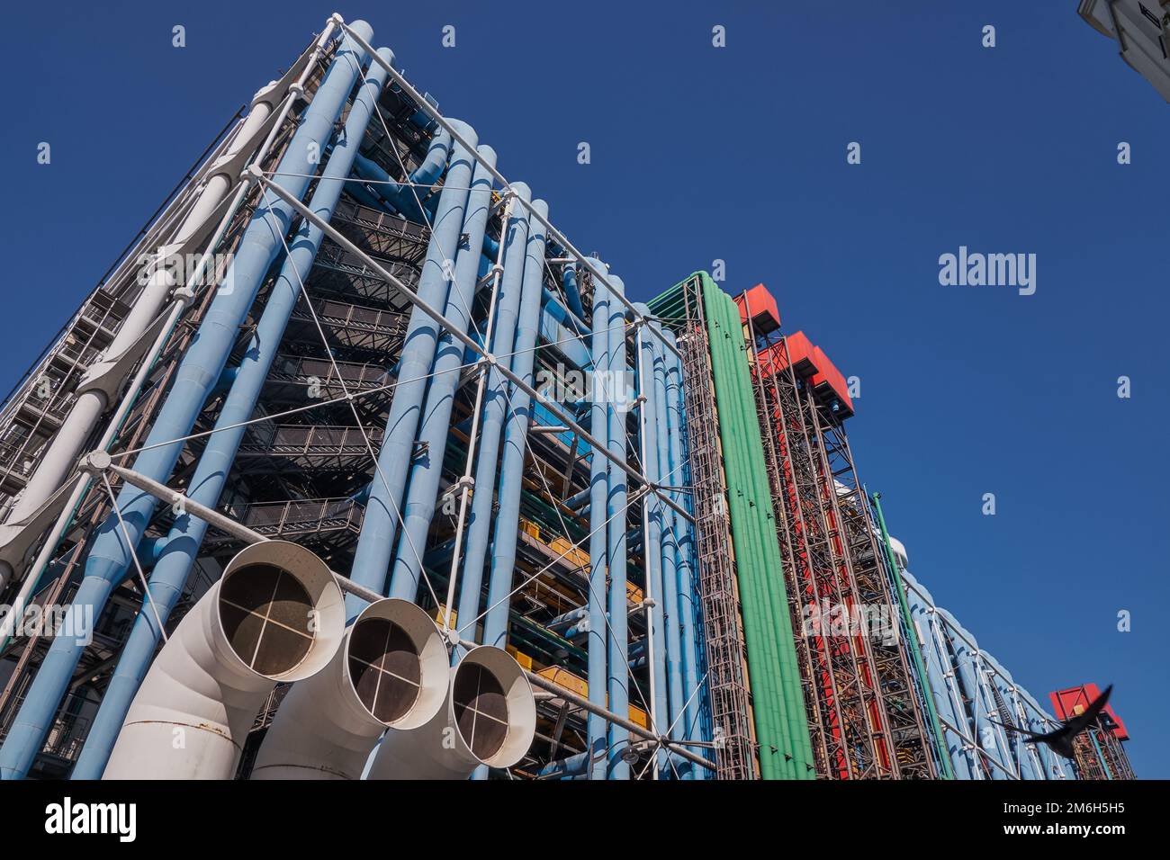 Facciata del Centro Georges Pompidou a Parigi, Francia. Uno dei musei di arte moderna più famosi al mondo Foto Stock