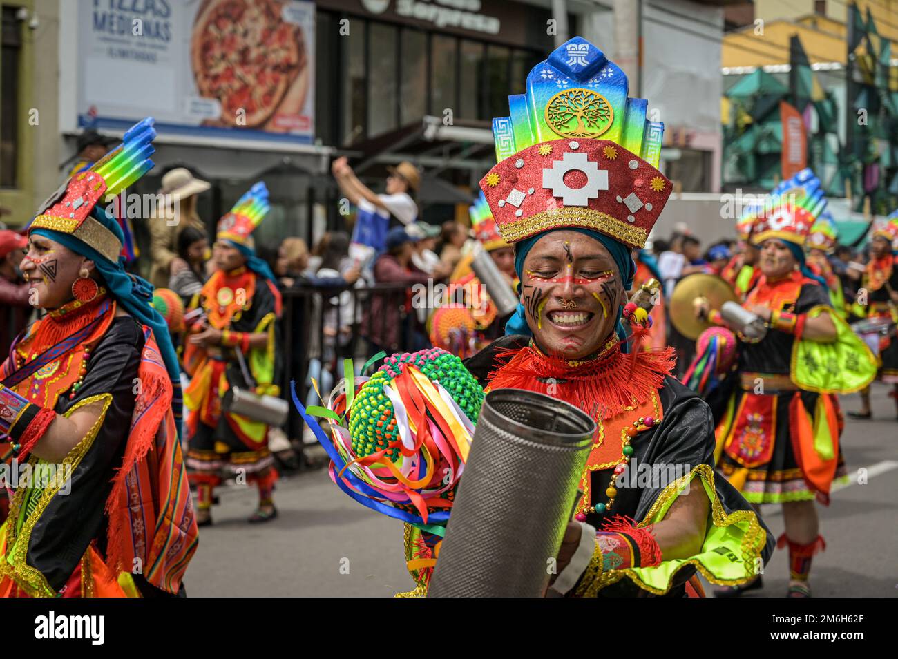 Vari artisti si riuniscono in questo secondo giorno di carnevale per eseguire la "Canzone alla Terra" nel Carnevale dei neri e dei bianchi. Pasto, Nariño, gennaio Foto Stock