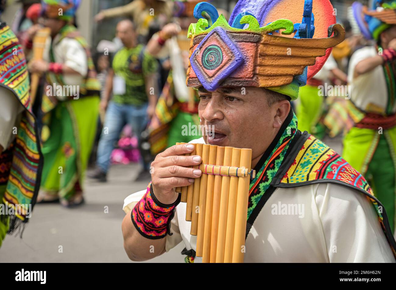 Vari artisti si riuniscono in questo secondo giorno di carnevale per eseguire la "Canzone alla Terra" nel Carnevale dei neri e dei bianchi. Pasto, Nariño, gennaio Foto Stock