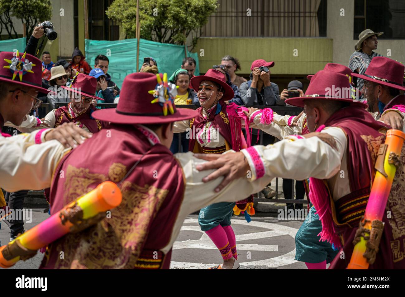 Vari artisti si riuniscono in questo secondo giorno di carnevale per eseguire la "Canzone alla Terra" nel Carnevale dei neri e dei bianchi. Pasto, Nariño, gennaio Foto Stock