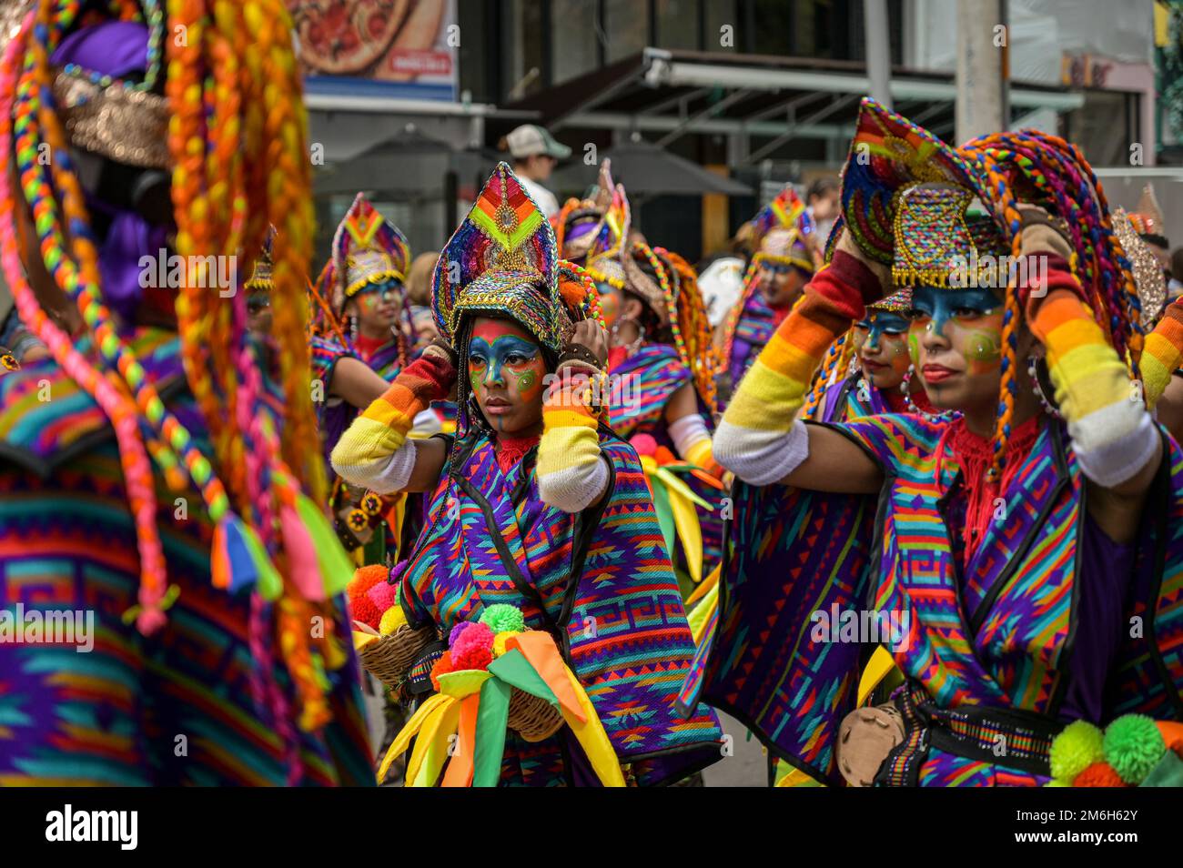 Vari artisti si riuniscono in questo secondo giorno di carnevale per eseguire la "Canzone alla Terra" nel Carnevale dei neri e dei bianchi. Pasto, Nariño, gennaio Foto Stock