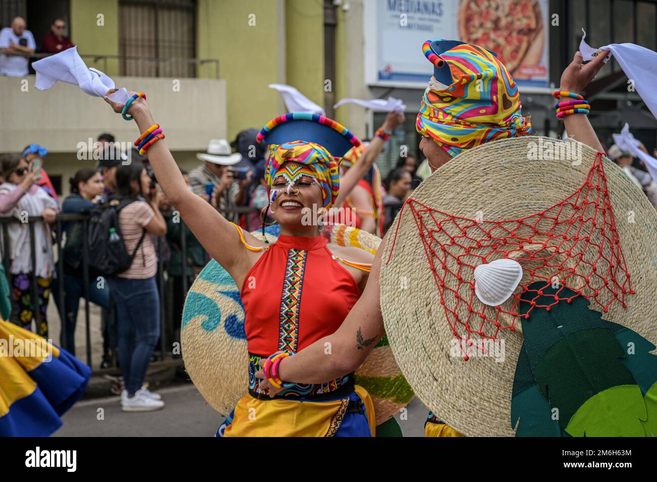 Vari artisti si riuniscono in questo secondo giorno di carnevale per eseguire la "Canzone alla Terra" nel Carnevale dei neri e dei bianchi. Pasto, Nariño, gennaio Foto Stock