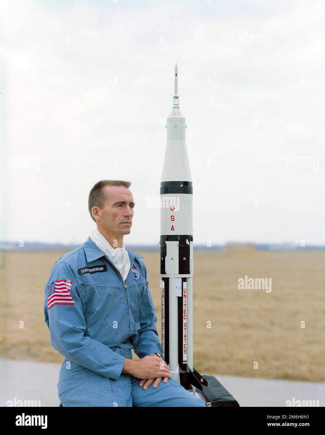 Cape Canaveral, Stati Uniti. 04 gennaio 2023. L'astronauta della NASA Walter Cunningham, pilota lunare per la missione Apollo 7, posa con un modello della nave missilaria Apollo 7 Saturn al Kennedy Space Center, 13 febbraio 1968 a Cape Canaveral, Florida. Cunningham morì il 4 gennaio 2023 all'età di 90 anni, l'ultimo membro sopravvissuto della missione NASA Apollo 7. Foto Stock