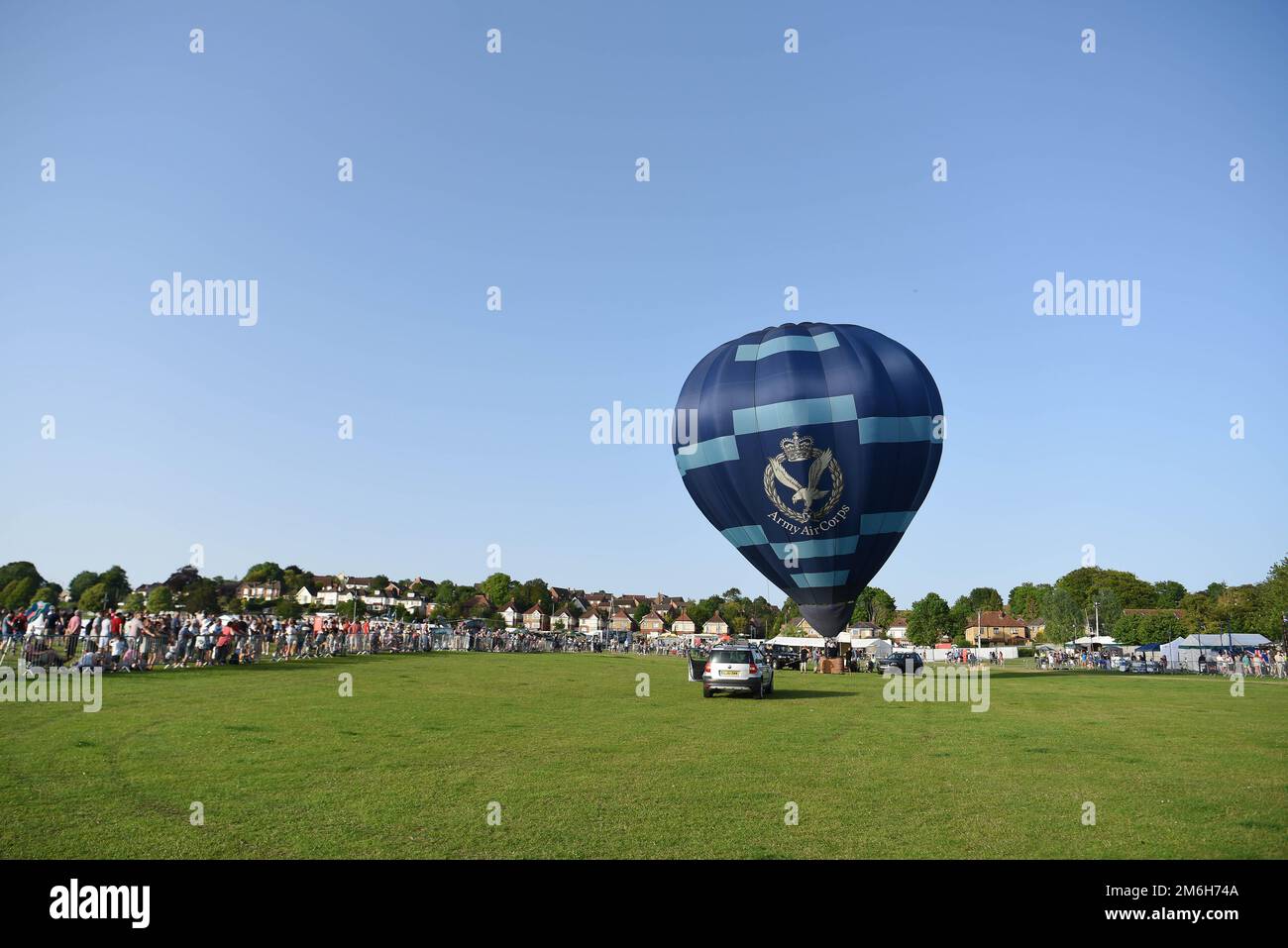 Una mongolfiera dell'Army Corp Air viene organizzata il giorno delle forze Armate 2019, Hudson's Field, Salisbury, 28 giugno 2019 Foto Stock