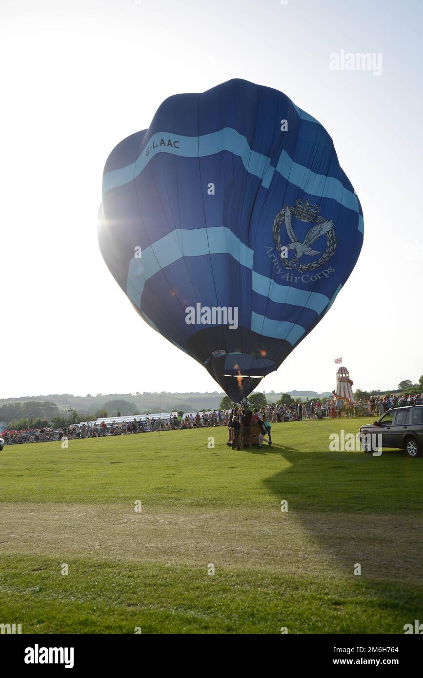 Una mongolfiera dell'Army Corp Air viene organizzata il giorno delle forze Armate 2019, Hudson's Field, Salisbury, 28 giugno 2019 Foto Stock