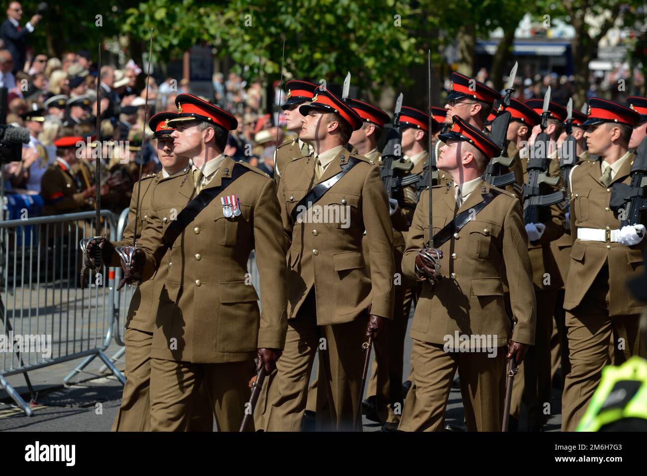 Soldati dell'esercito britannico della polizia militare reale; un cappellino rosso, marcia in parata Foto Stock