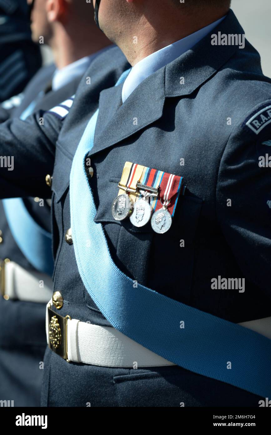 Dettagli uniformi come un reggimento RAF Gunner marsa in parata Foto Stock