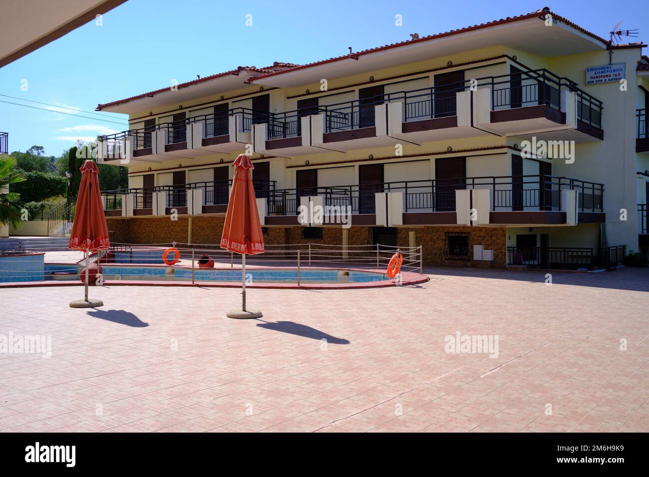 Una vista di un tranquillo hotel chiuso su Halkidiki durante la pandemia di coronavirus Foto Stock
