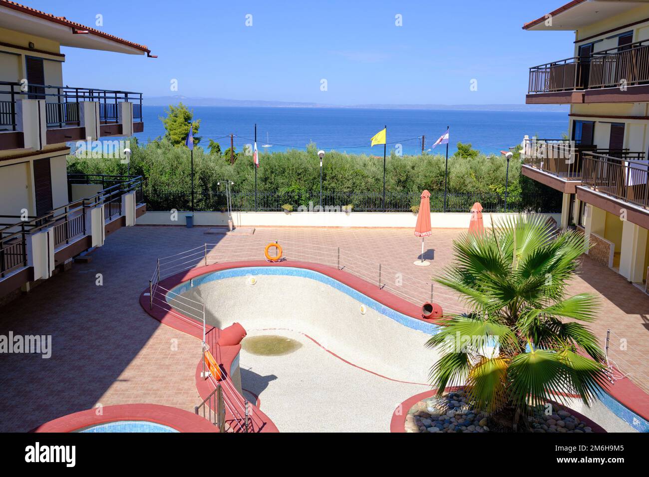 Una vista di un tranquillo hotel chiuso su Halkidiki durante la pandemia di coronavirus Foto Stock