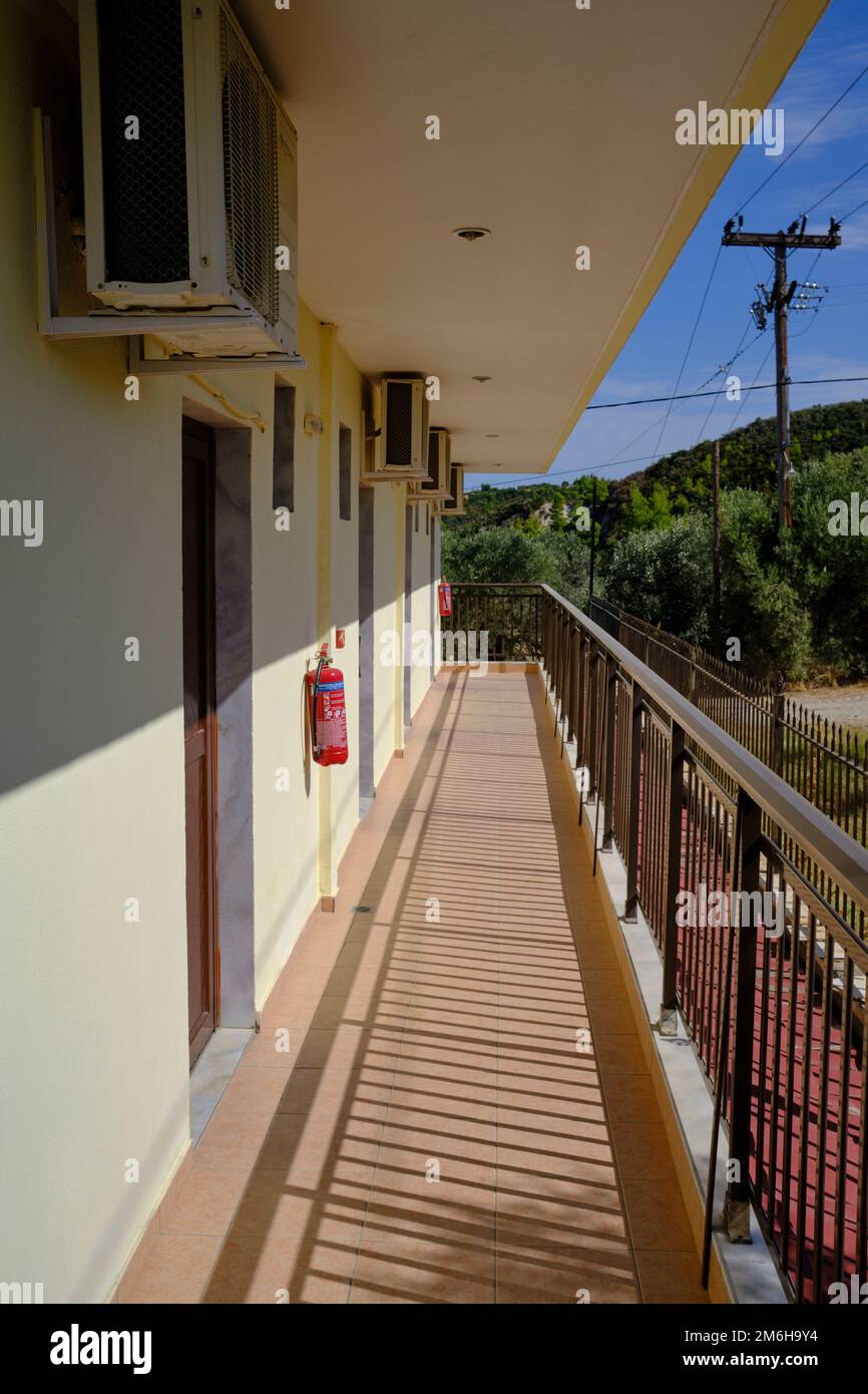 Una vista di un tranquillo hotel chiuso su Halkidiki durante la pandemia di coronavirus Foto Stock