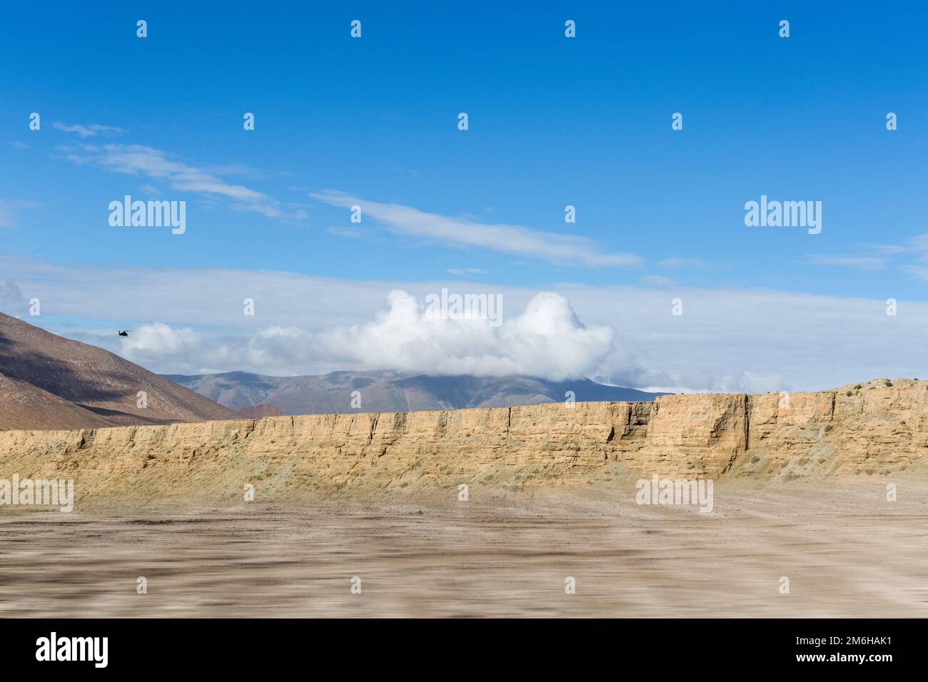 Altopiano deserto con sfocatura strada sterrata movimento Foto Stock