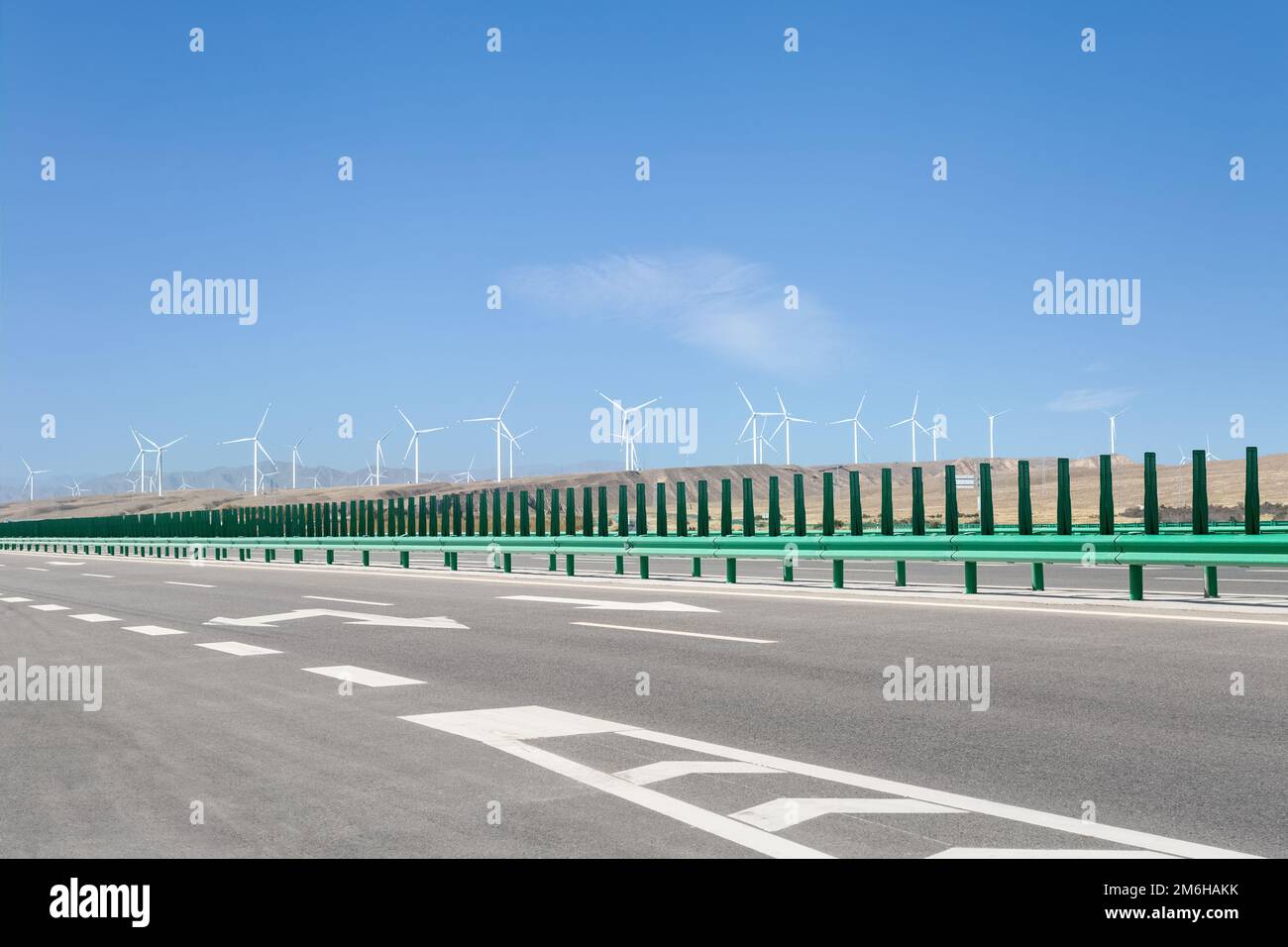 Autostrada moderna con parco eolico Foto Stock
