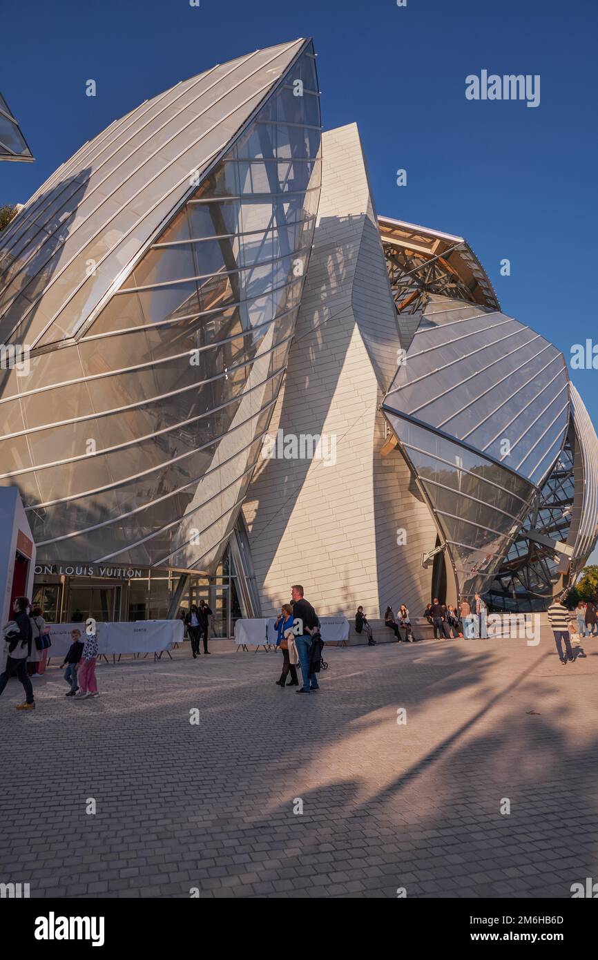 Architettura moderna della Fondazione Louis Vuitton (architetto americano Frank Gehry), museo d'arte e centro culturale a Parigi, Franc Foto Stock