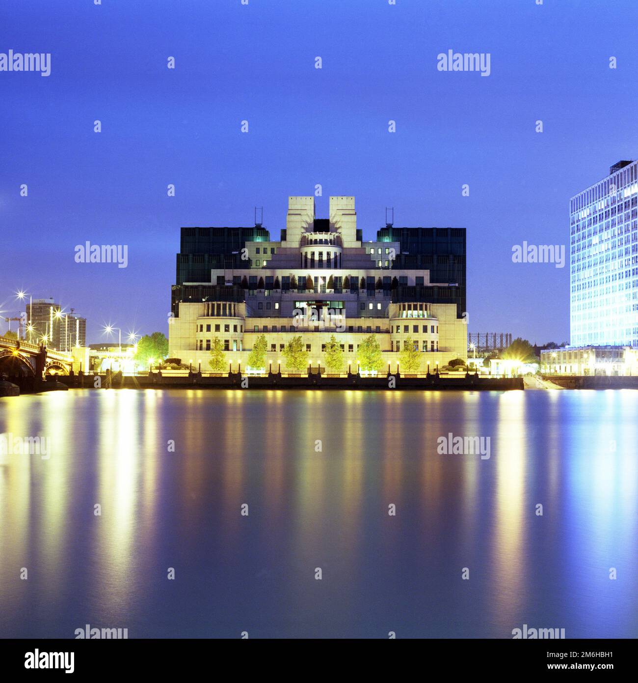 L'edificio MI6 a Vauxhall attraversare di notte. Immagine ripresa 2002. Data esatta sconosciuta. Foto Stock