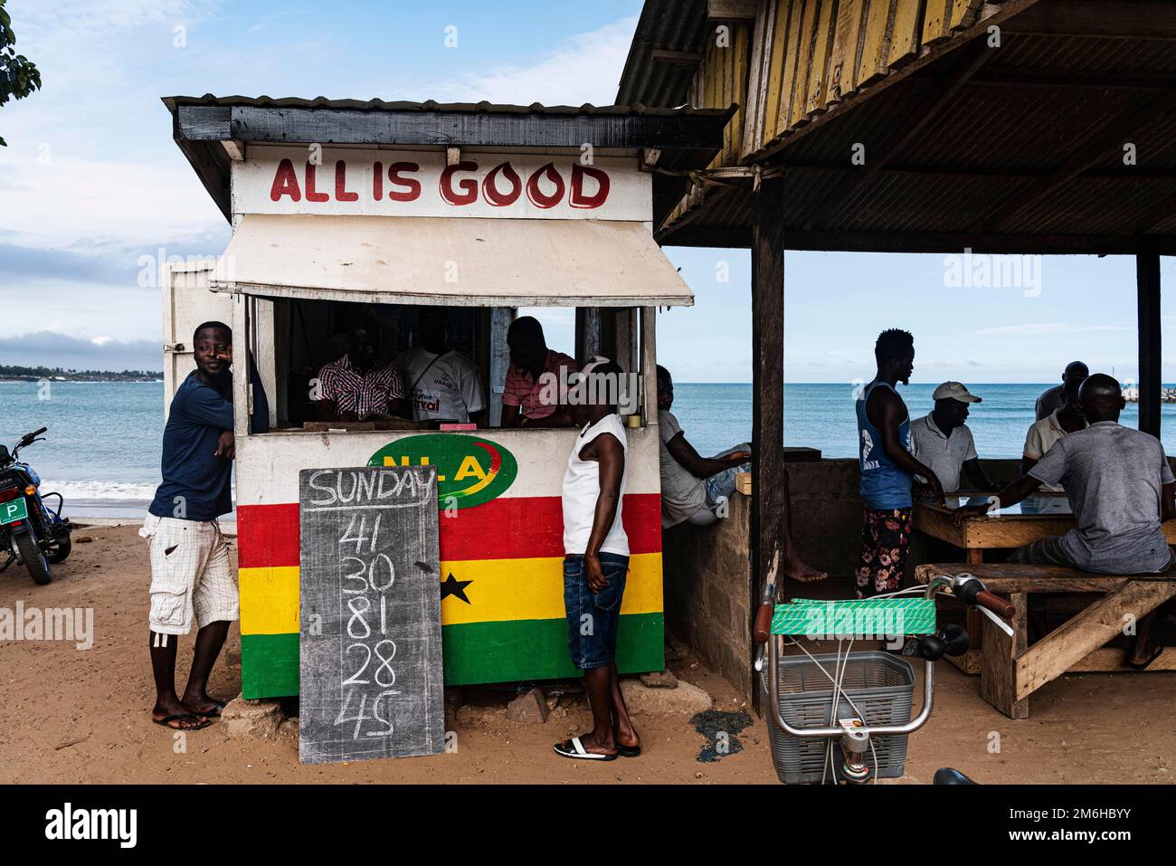 Persone, vita di villaggio, Spiaggia, Lotteria, Elmina, Golfo di Guinea, Ghana Foto Stock