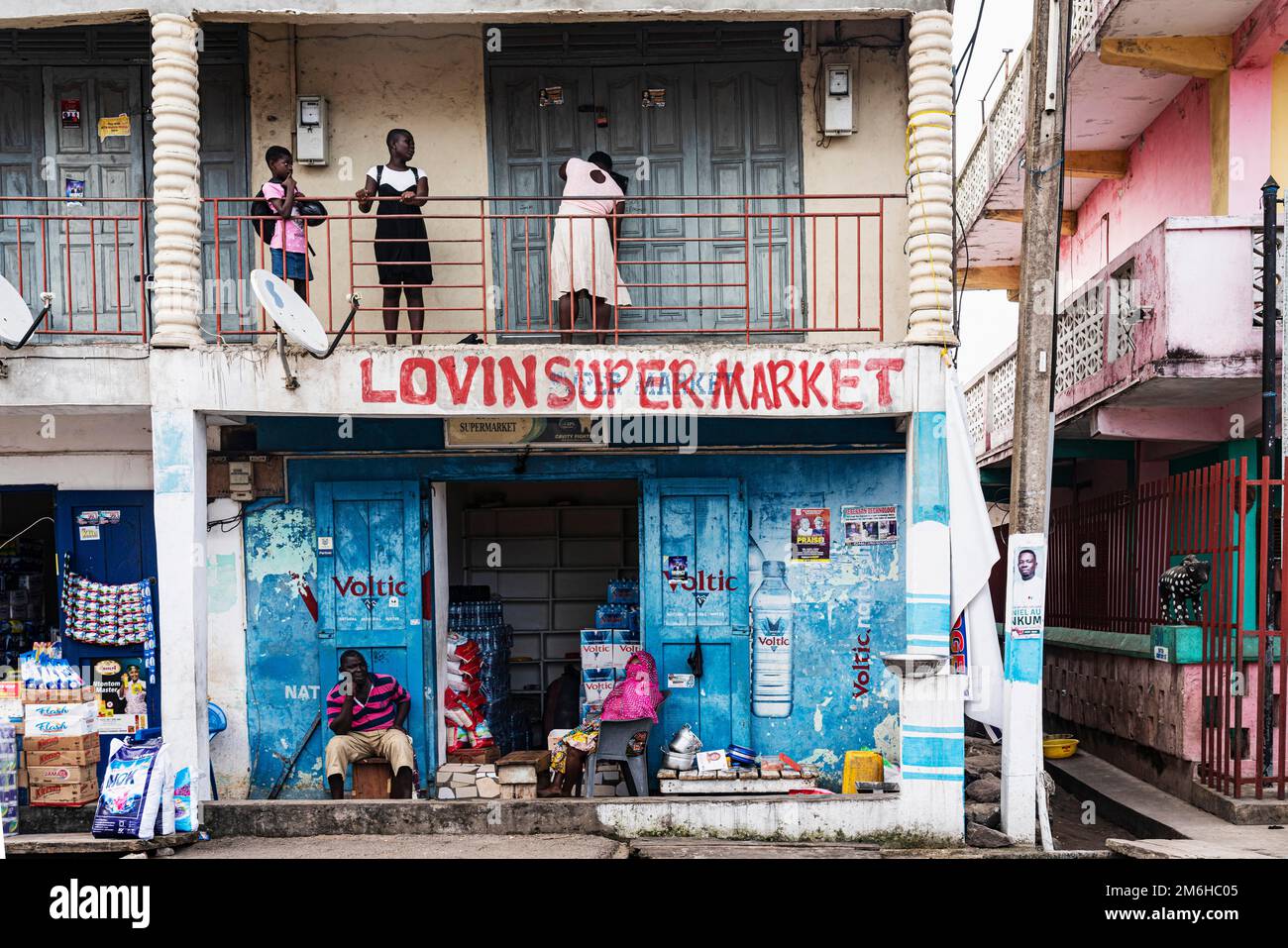 Supermercato, gente, vita di villaggio, casa, Elmina, Golfo di Guinea, Ghana Foto Stock