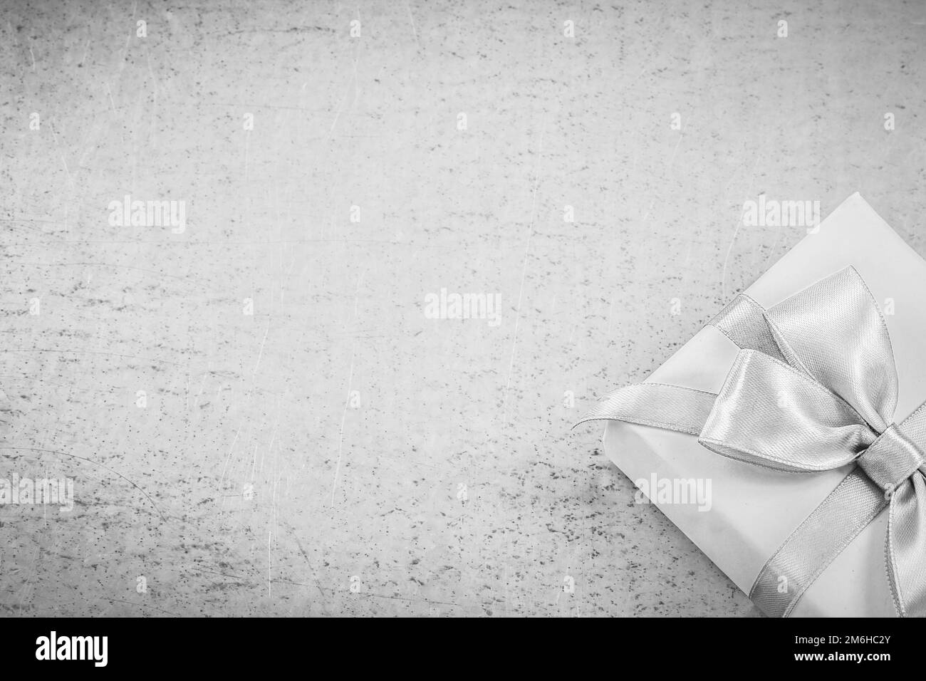 Confezione regalo confezionata su sfondo metallico concetto di celebrazioni copyspace. Foto Stock