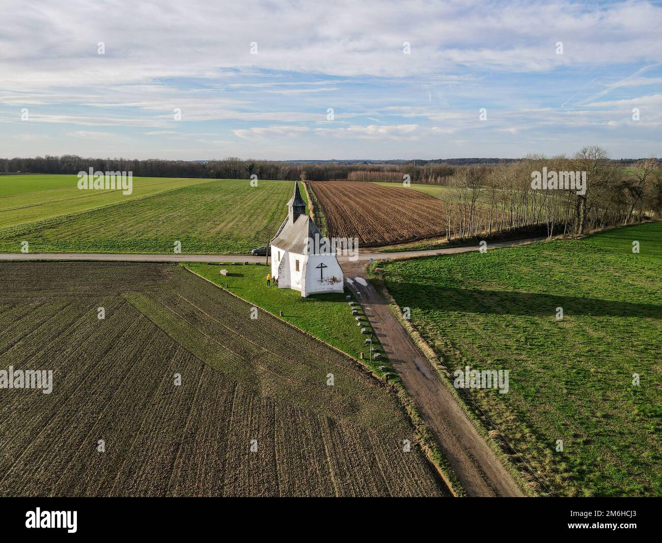 Veduta aerea di una cappella di Try au Chene, cappella rurale situata a Bousval, Belgio Foto Stock