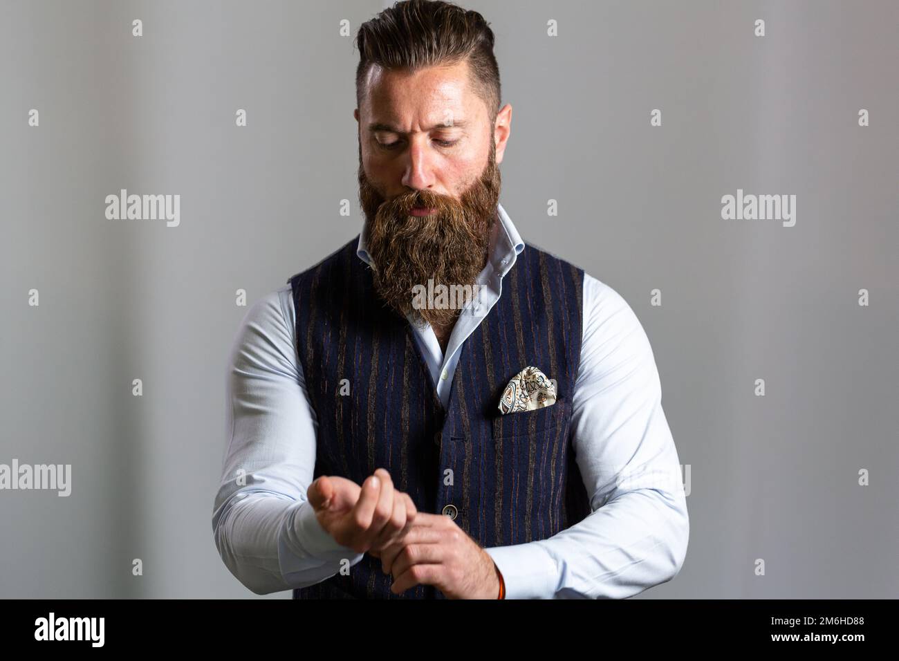 Portrait di moda Ritratto di giovane uomo bearded Foto Stock