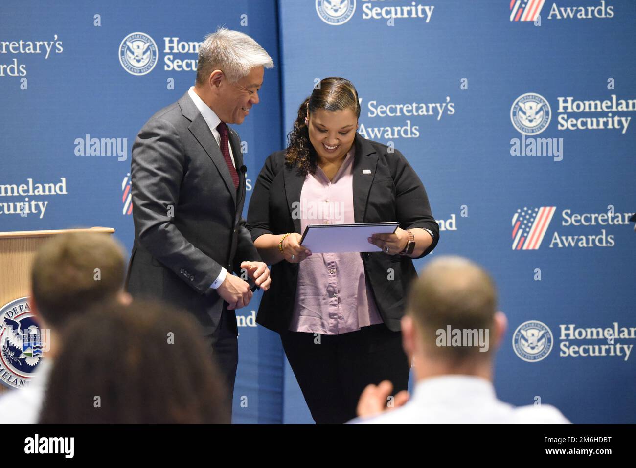 Il vice segretario della sicurezza interna, l'onorevole John Tien, consegna a Yolanda Jackson il premio Champion of Equity durante una cerimonia tenutasi presso base Seattle giovedì 28 aprile 2022. Jackson è dipendente della Federal Emergency Management Agency di Bothell, Washington, e ha ricevuto il premio per la sua eccellenza nel promuovere la diversità presso il DHS attraverso una leadership e un'innovazione eccezionali. 2022 Secretarys Awards, base Seattle, DHS, Stati Uniti Guardia costiera, Foto Stock