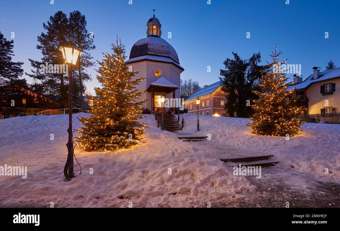 Silent Night Chapel d'inverno, girato di notte con alberi di Natale, Oberndorf, Salisburgo Foto Stock