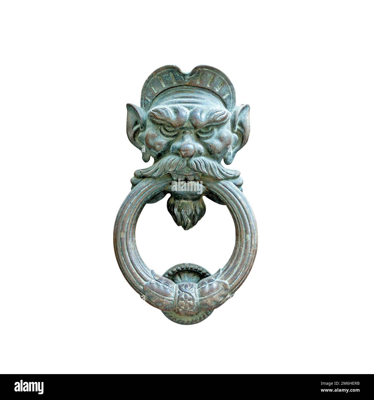 Antico pomello a testa di leone isolato su sfondo bianco, vista frontale vecchio knocker in bronzo Foto Stock