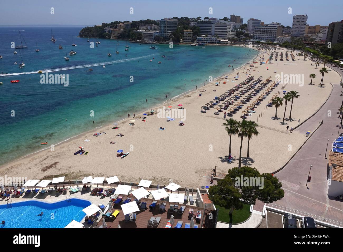 La vista dall'hotel Globales Santa Lucia a Palma Nova, Maiorca, Spagna. In estate la spiaggia è attrezzata con ombrelloni, sedie a sdraio e ombrelloni Foto Stock
