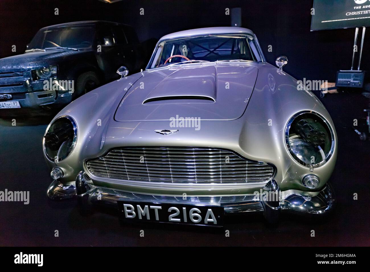 Vista frontale della Stunt car Aston Martin DB5, una delle sole otto costruite appositamente per James Bond No Time To Die, in mostra al Silverstone Classic 2022 Foto Stock
