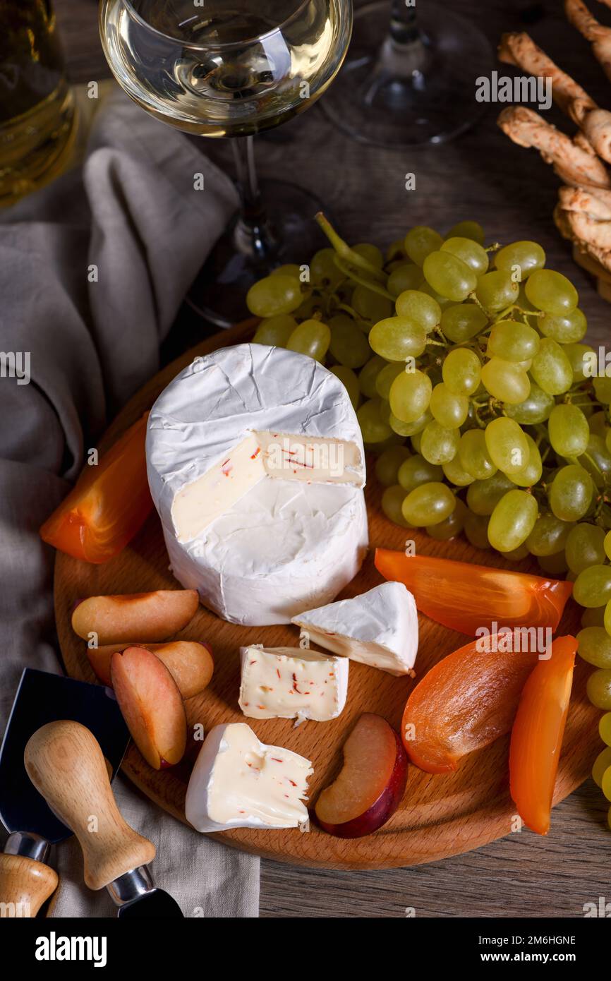 Camembert di formaggio con frutta e vino Foto Stock