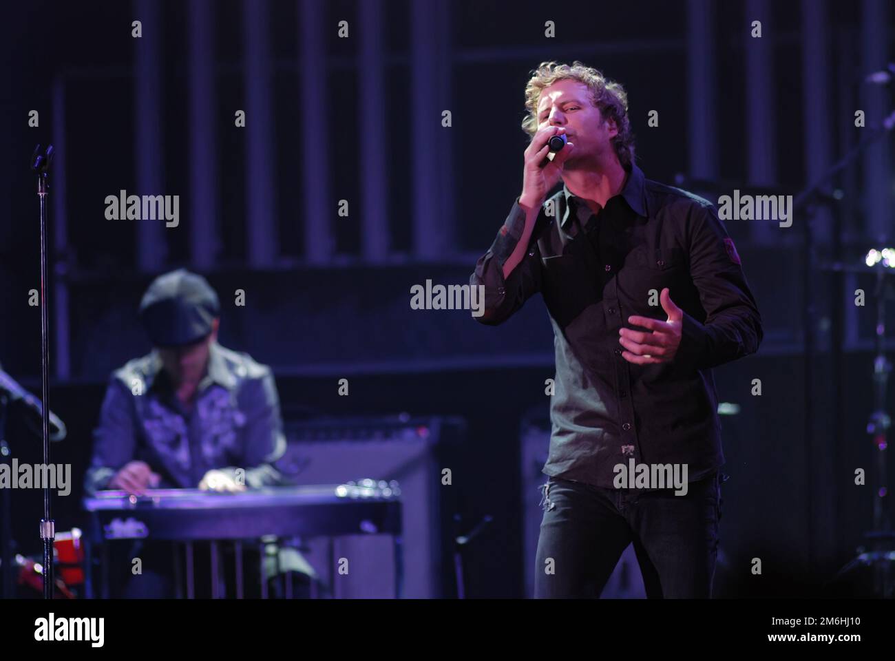 La star della musica country Dierks Bentley si esibisce davanti a un pubblico dal vivo presso l'Università della Florida il 2/14/2008. Credit: Bill Ragan/Alamy Live News Foto Stock