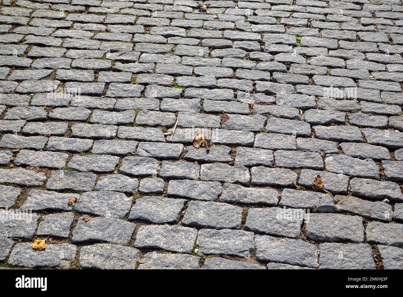 Antica strada di pietra al giorno di sole Foto Stock