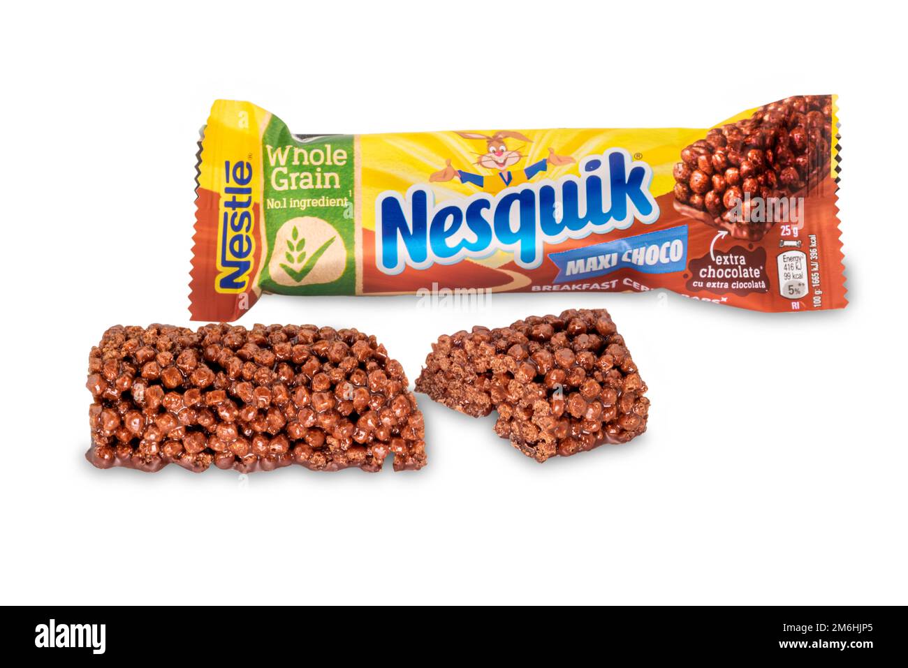 Italia - 04 gennaio 2023: Nestle Nesquik maxi cioccolato colazione barretta di cereali, pacchetto e barra rotta tagliato primo piano, isolato su bianco con percorso di ritaglio Foto Stock