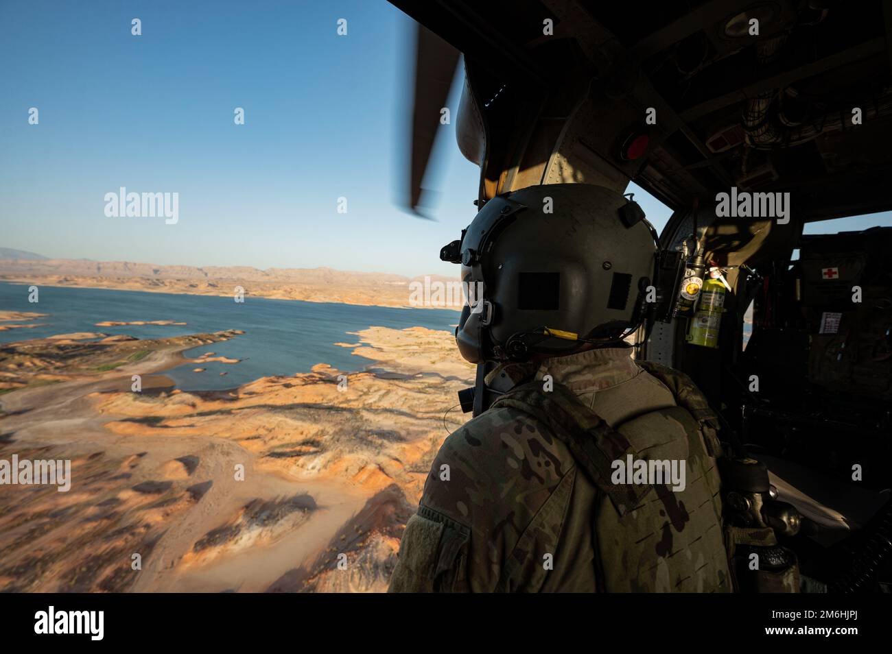 Personale Dominic Brinker, 66th Rescue Squadron (RQS) missioni speciali istruttore aviatore, aiuta i piloti per l'atterraggio alla base dell'aeronautica militare di Nellis, Nevada, 28 aprile 2022. La missione del sistema RQS 66 è fornire forze di ricerca e salvataggio in combattimento agili, rapide e dispiegabili in risposta alle operazioni di emergenza in tutto il mondo. Foto Stock