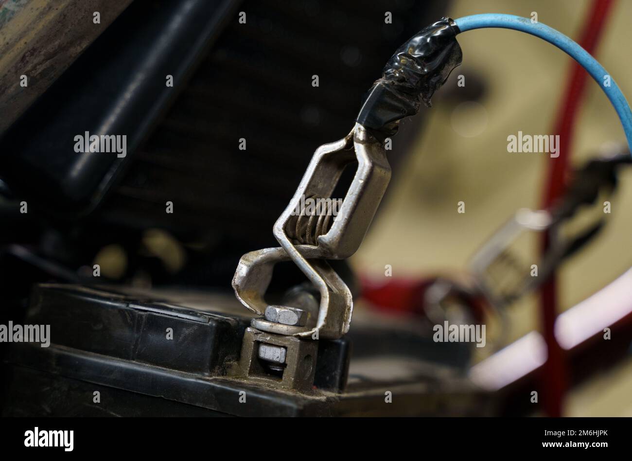 La batteria della motocicletta è in carica. Primo piano. Concetto di trasporto. Foto Stock