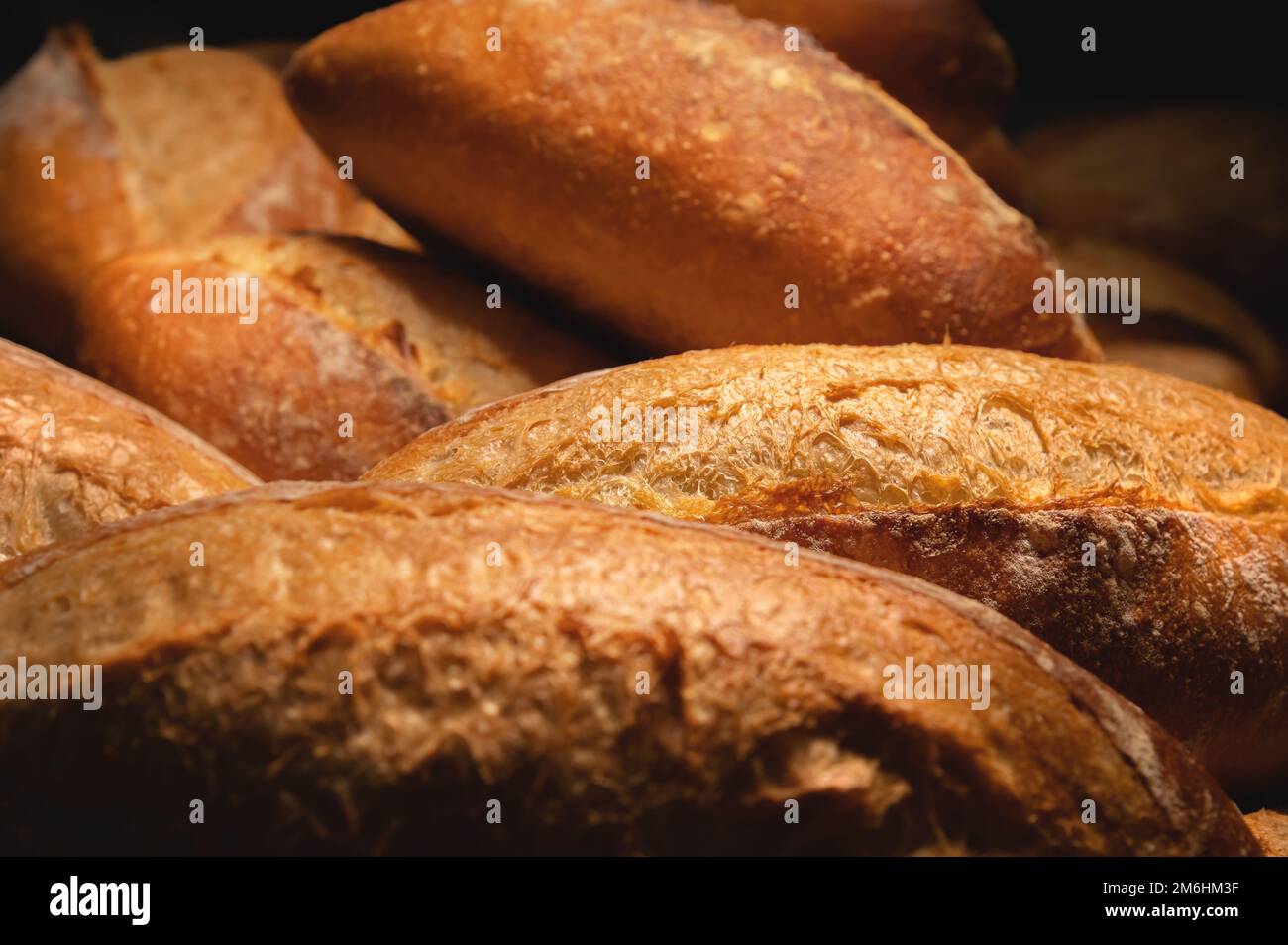 Un sacco di panini francesi. I panini francesi appena sfornati sono deliziosi. Primo piano Foto Stock