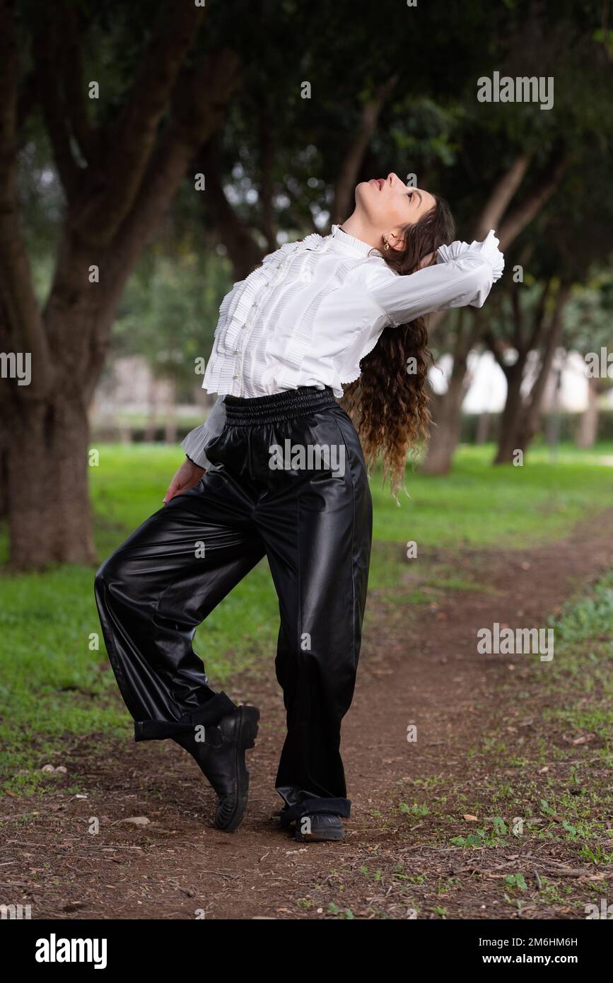 Giovane donna che balla all'aperto. Spettacolo di danza in strada Foto Stock