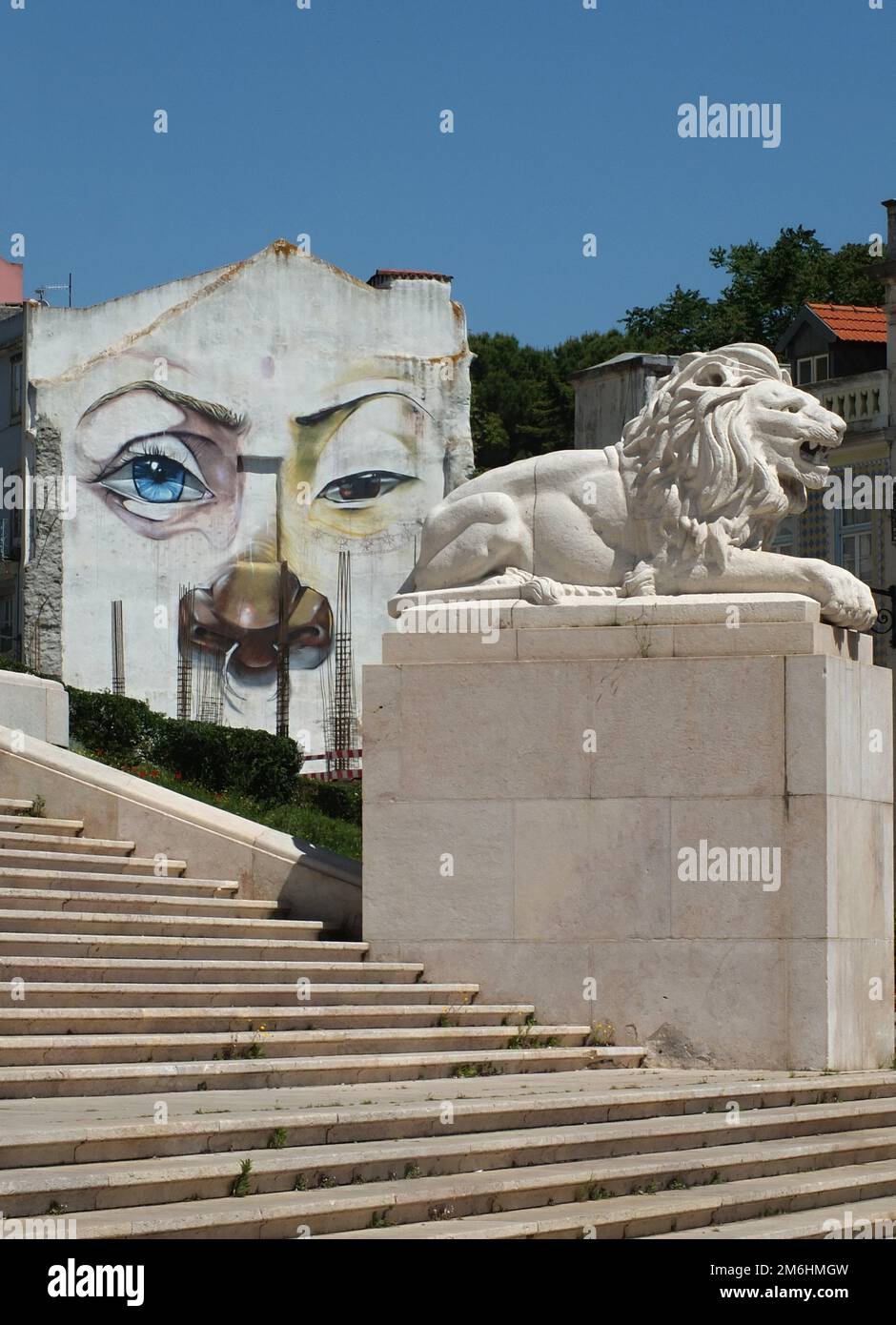 Statua del Leone presso l'edificio del governo e graffiti, Lisbona - Portogallo Foto Stock