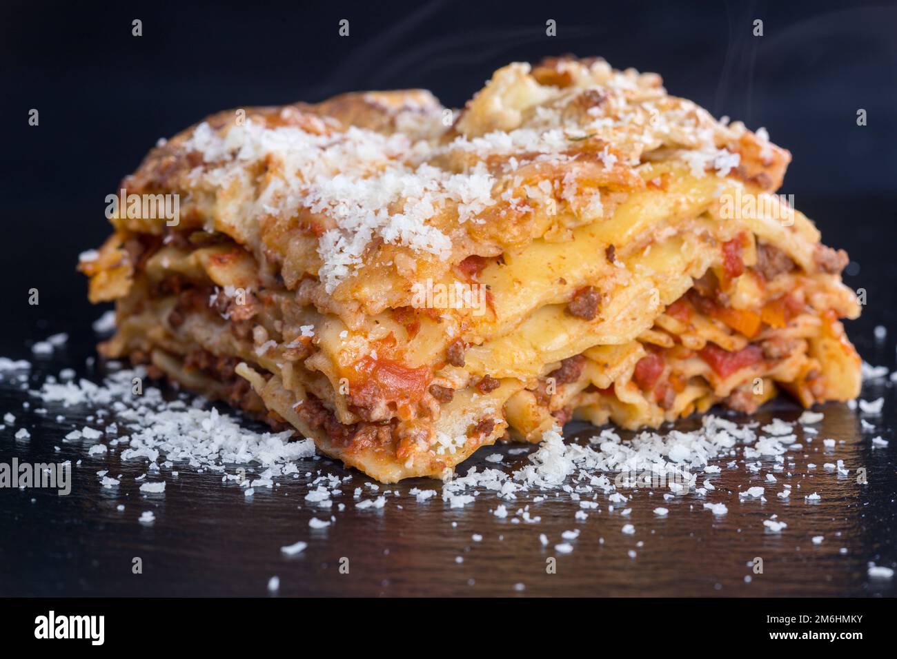 Lasagne fresche su ardesia nera Foto Stock
