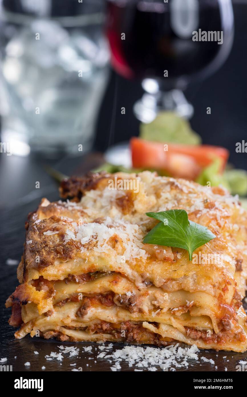 Lasagne fresche su ardesia nera Foto Stock