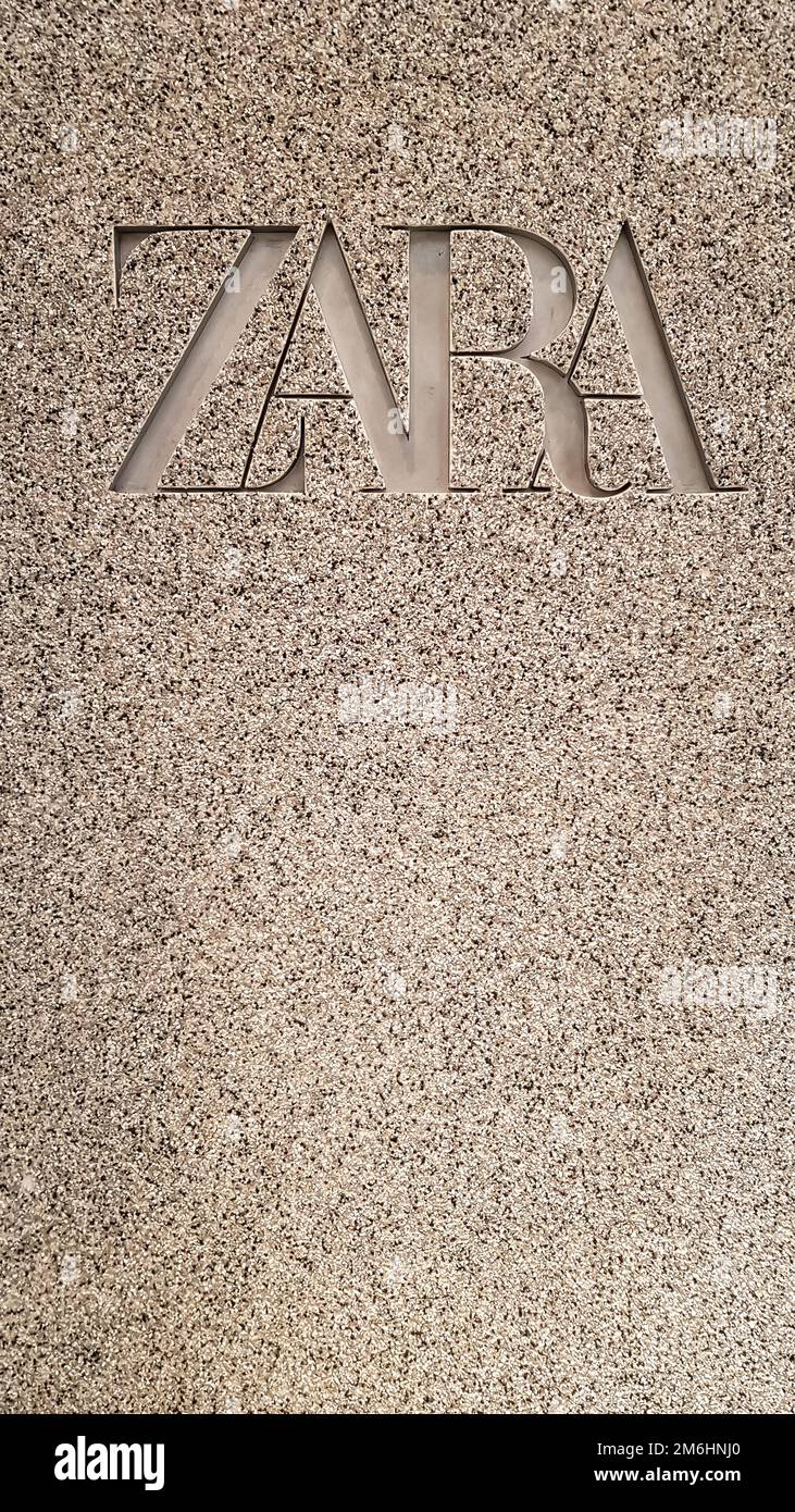 Nuovo logo per un marchio di moda in un centro commerciale. Negozio Zara. Rivenditore spagnolo di abbigliamento e accessori. Fotografia verticale A. Foto Stock