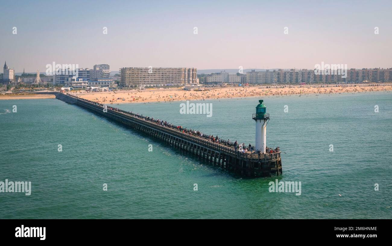 Appartamenti in un porto sul mare al tramonto Foto Stock