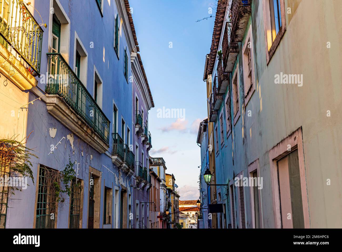 Pelourinho Street a Salvador, Bahia con le sue vecchie case in stile coloniale Foto Stock Pelourinho Street a Salvador, Bahia con le sue vecchie case in stile coloniale Foto Stock