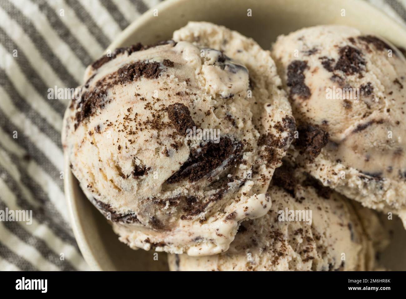 Biscotti fatti in casa e crema Icecream in una ciotola Foto Stock