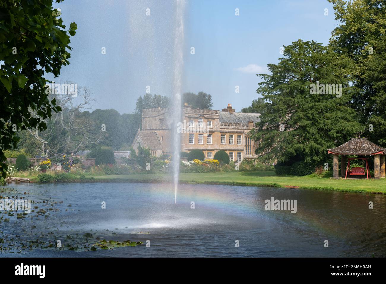 Chard.Somerset.United Kingdom.September 4th 2021.The fontana centenario sta spruzzando acqua nell'aria nel laghetto della Sirenetta a Forde Abbey in Somerset Foto Stock